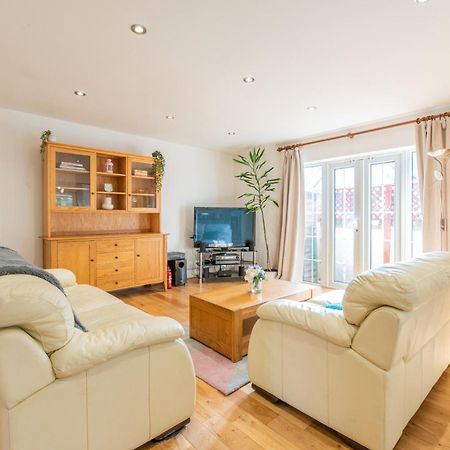 London Stratford - Spacious 2 Bed Flat With Secured Parking & Private Garden Экстерьер фото