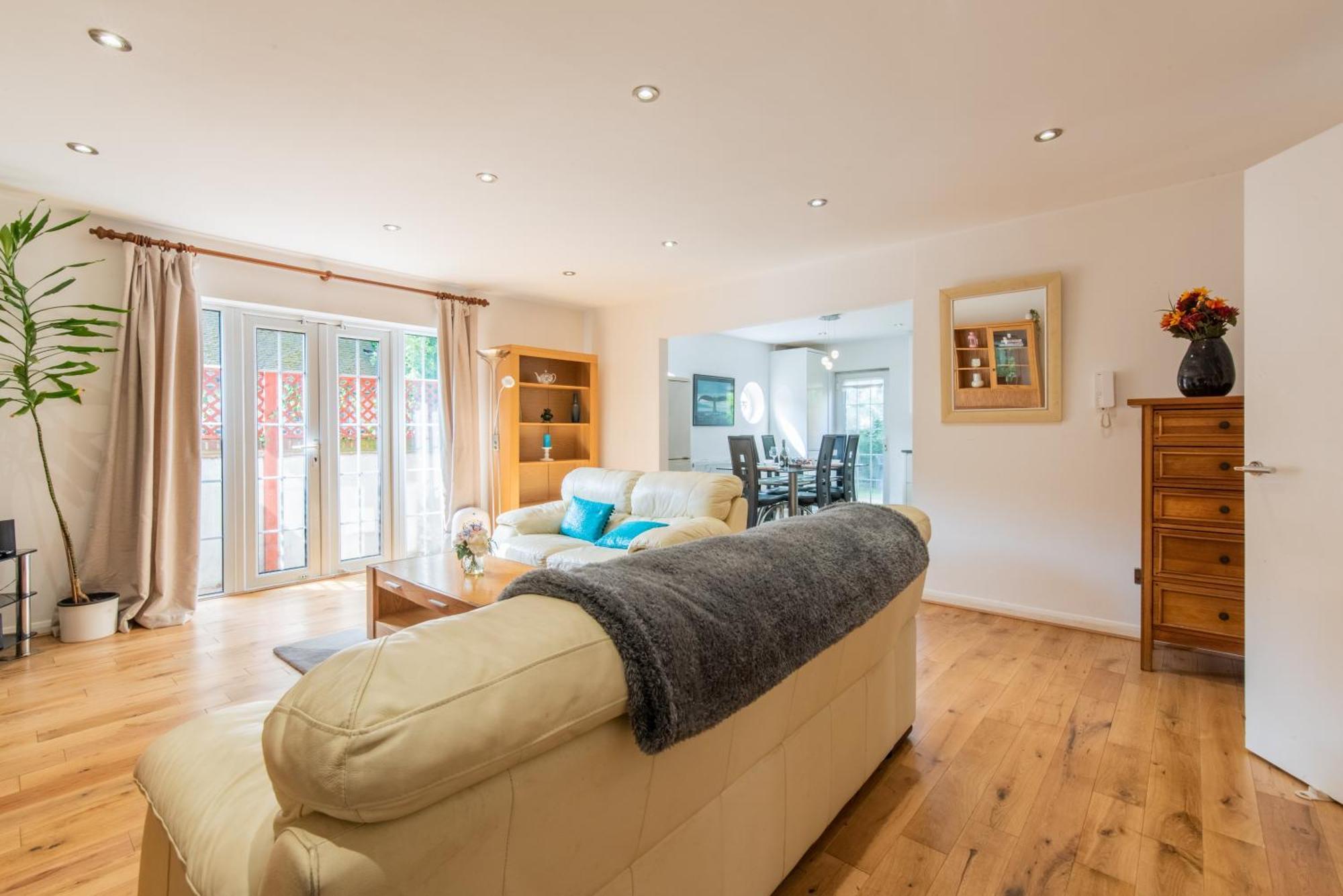 London Stratford - Spacious 2 Bed Flat With Secured Parking & Private Garden Экстерьер фото