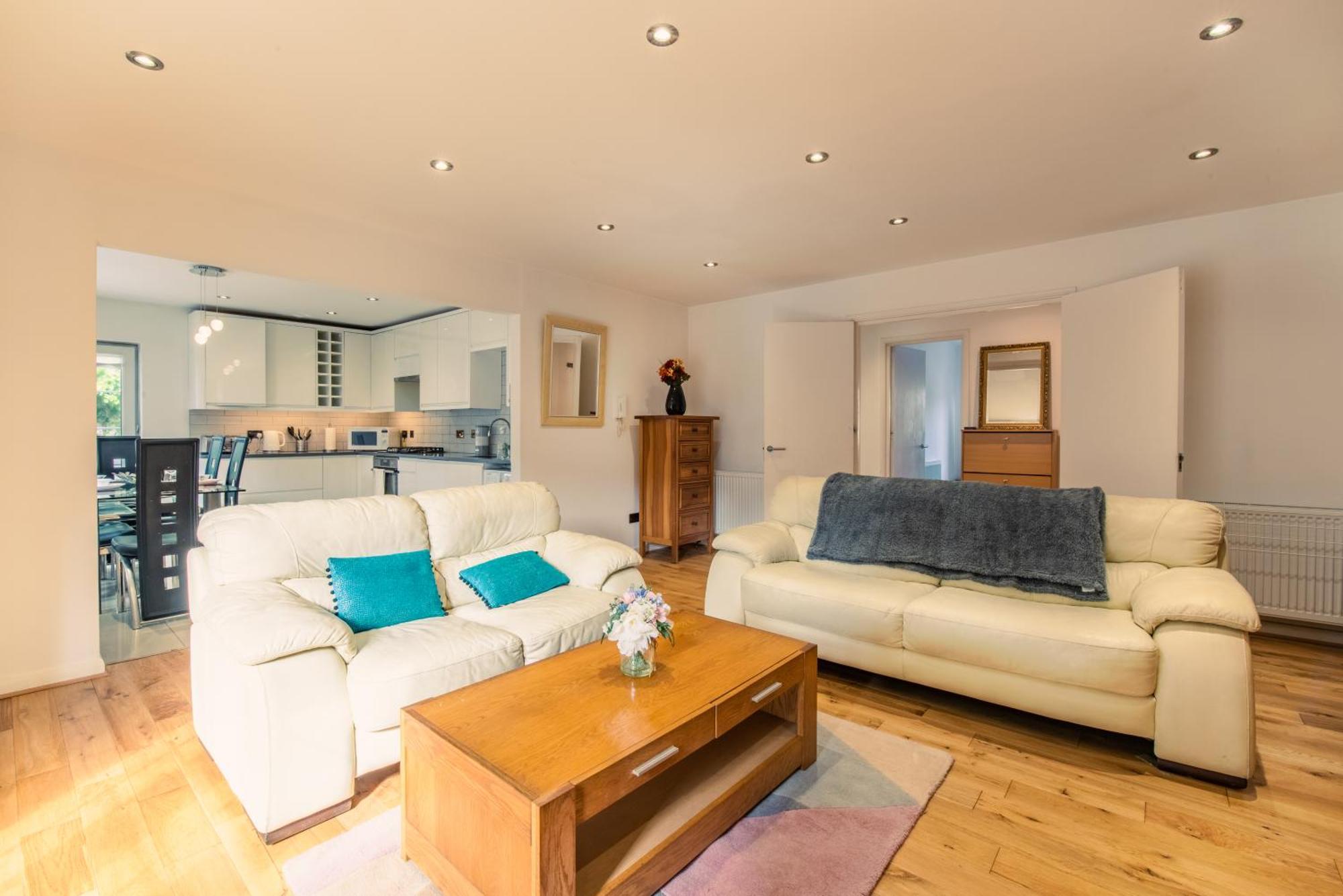 London Stratford - Spacious 2 Bed Flat With Secured Parking & Private Garden Экстерьер фото