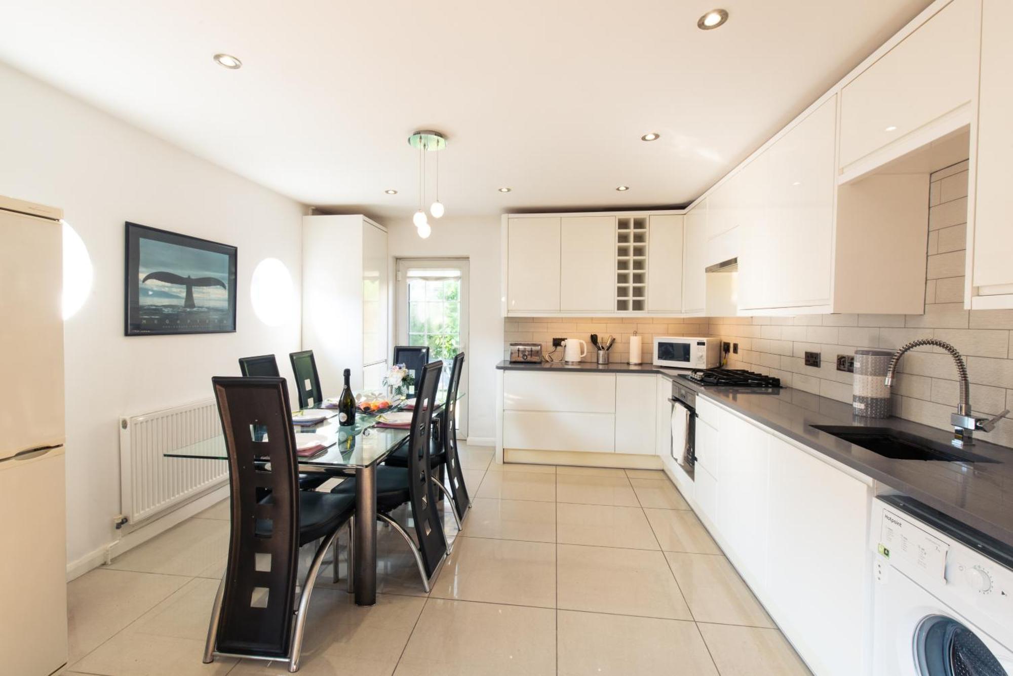 London Stratford - Spacious 2 Bed Flat With Secured Parking & Private Garden Экстерьер фото